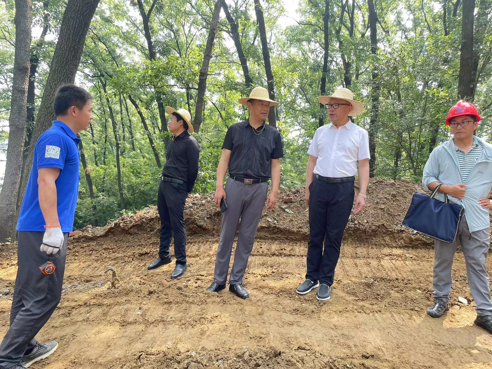 炎炎夏日丨集團公司董事長孔德穩深入南灣湖鳥島項目檢查指導工作
